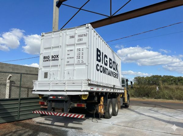 Container BIG BOX sendo entregue no canteiro com frota própria