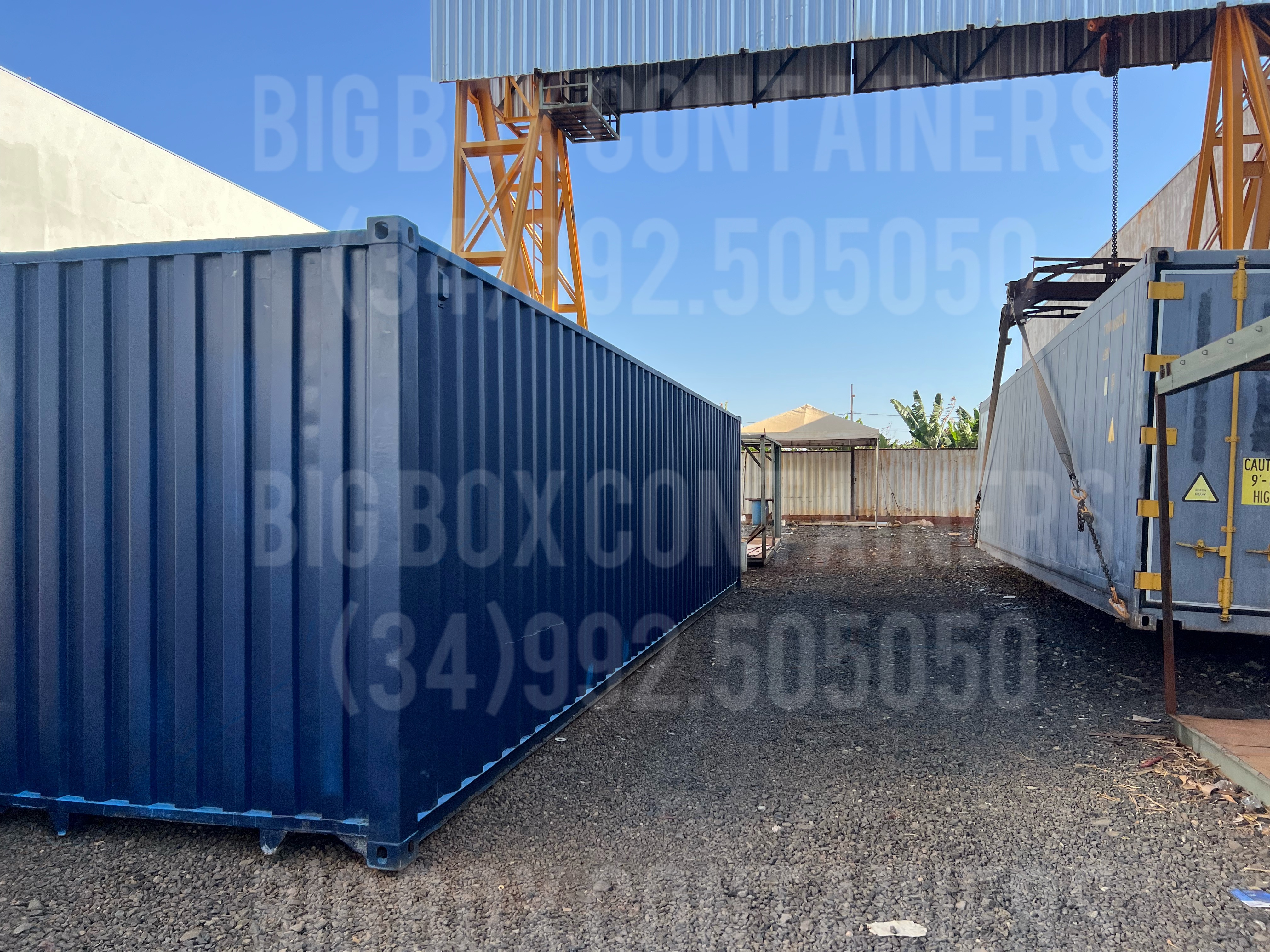 Container marítimo azul no pátio da Terminal BIG BOX em Uberlândia, com pórtico de movimentação ao fundo