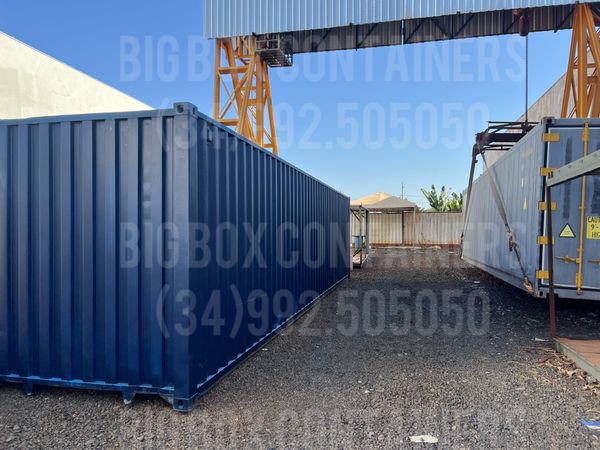 Container marítimo azul no pátio da Terminal BIG BOX em Uberlândia, com pórtico de movimentação ao fundo