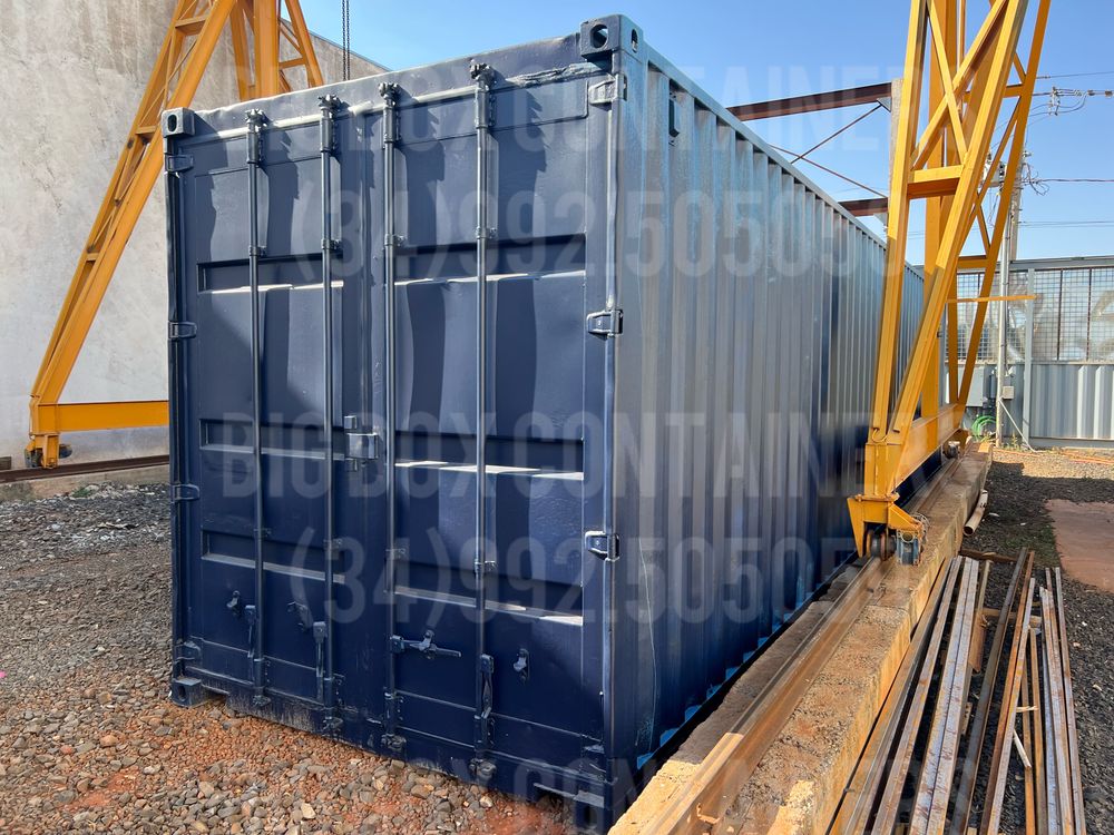 Container marítimo azul fechado no pátio da Terminal BIG BOX, com portas e estrutura de aço visíveis