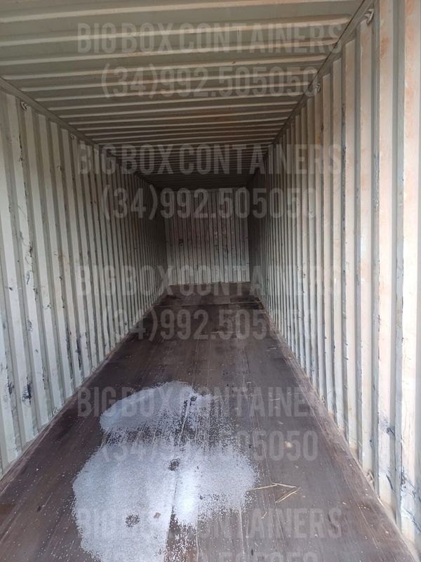 Interior de container marítimo de 40 pés usado como depósito
