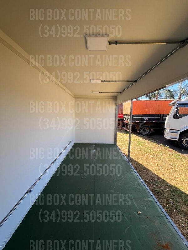 Interior de container adaptado com paredes revestidas e acabamento