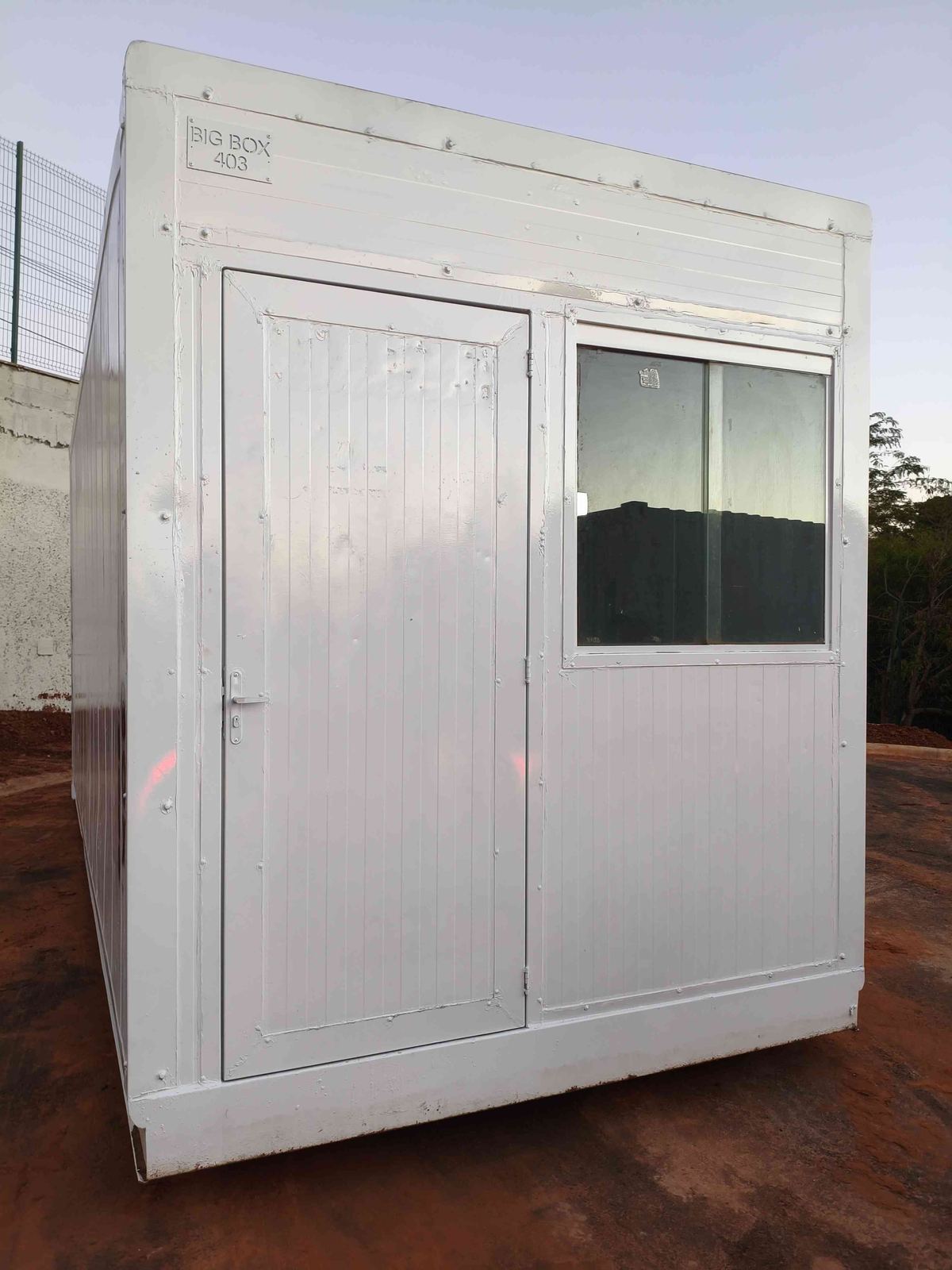 Container escritório branco com porta e janela de vidro entregue em canteiro de obra no Granja Marileusa, Uberlândia