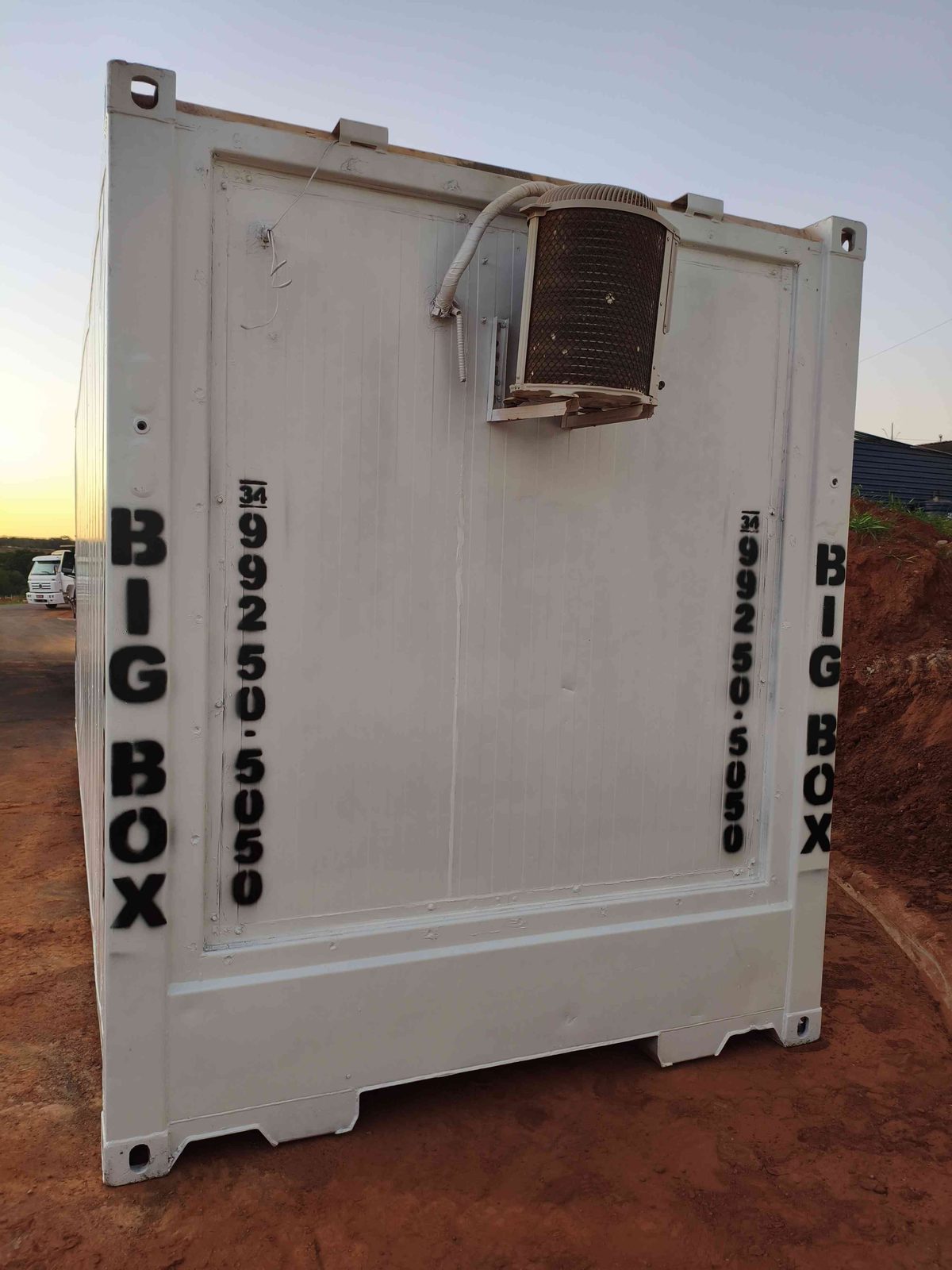 Fundo do container escritório com a unidade externa do ar-condicionado instalada