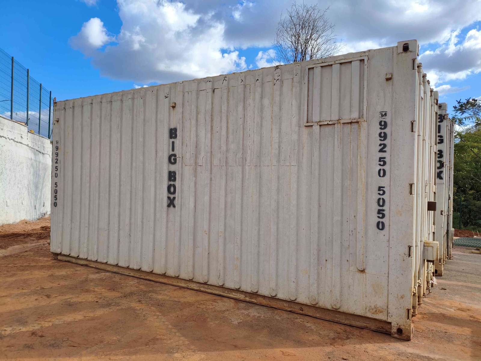 Container depósito usado como almoxarifado no canteiro de obra