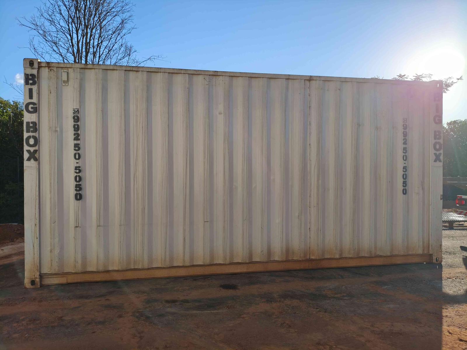 Container depósito com portas de abertura total posicionado no terreno da obra