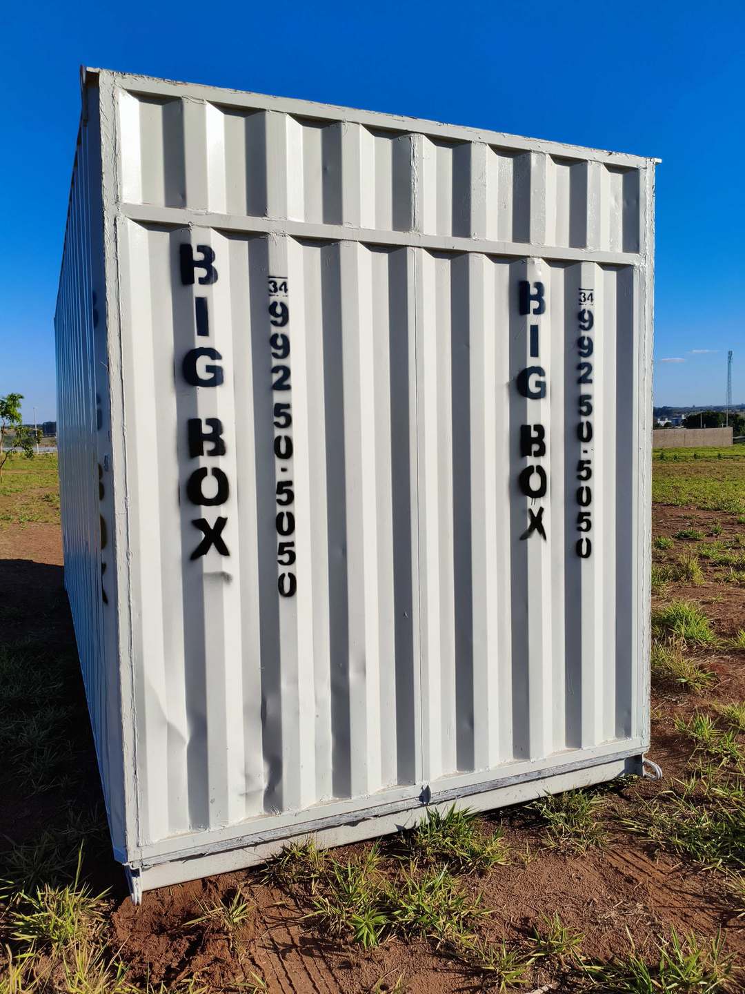 Container depósito branco Big Box entregue em terreno aberto no bairro Eco Park, Uberlândia