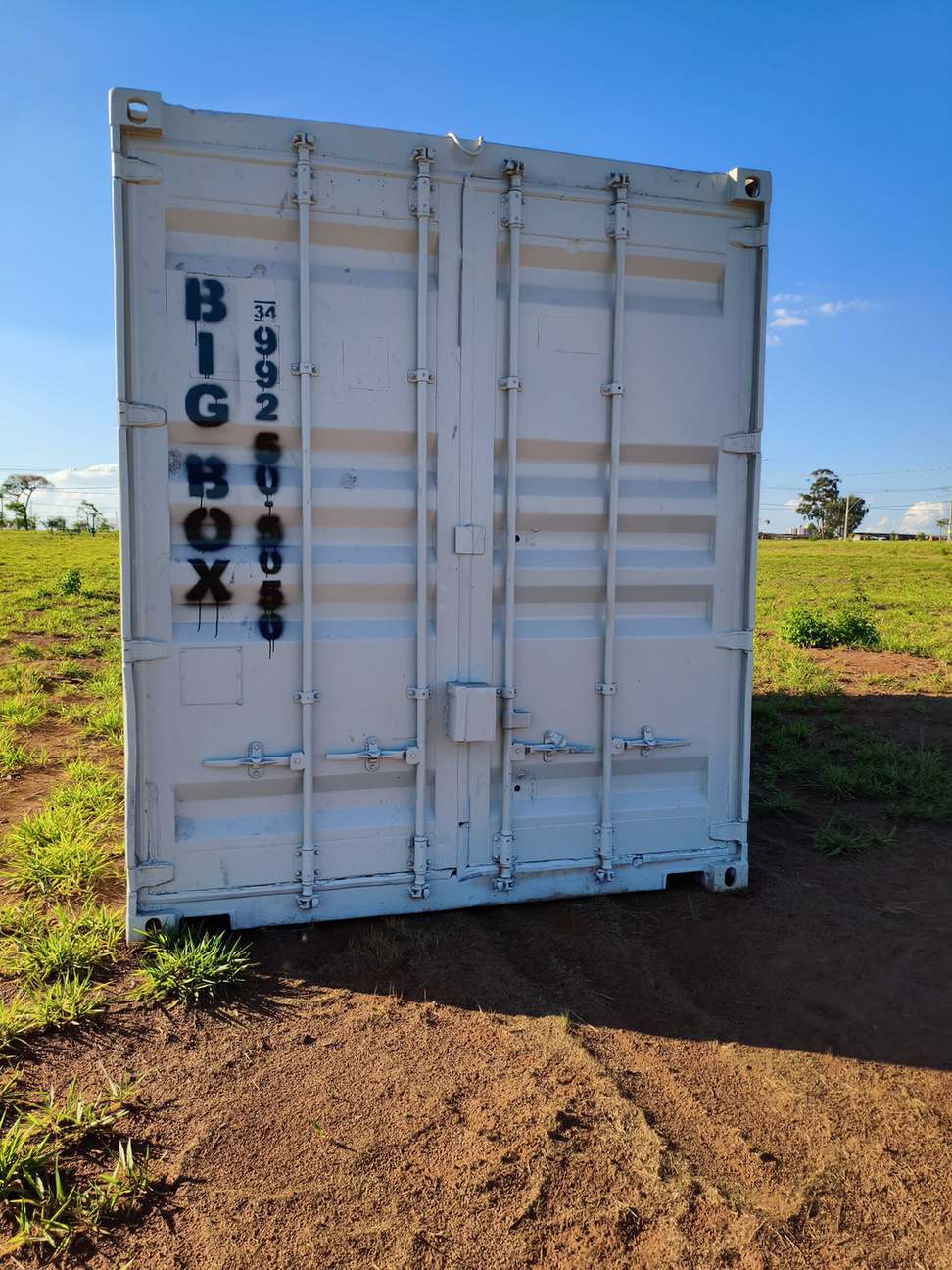 Portas traseiras do container depósito fechadas, em área de sondagem