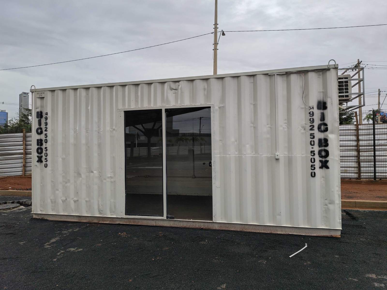 Container estande branco com porta de vidro de correr instalado no bairro Planalto, Uberlândia