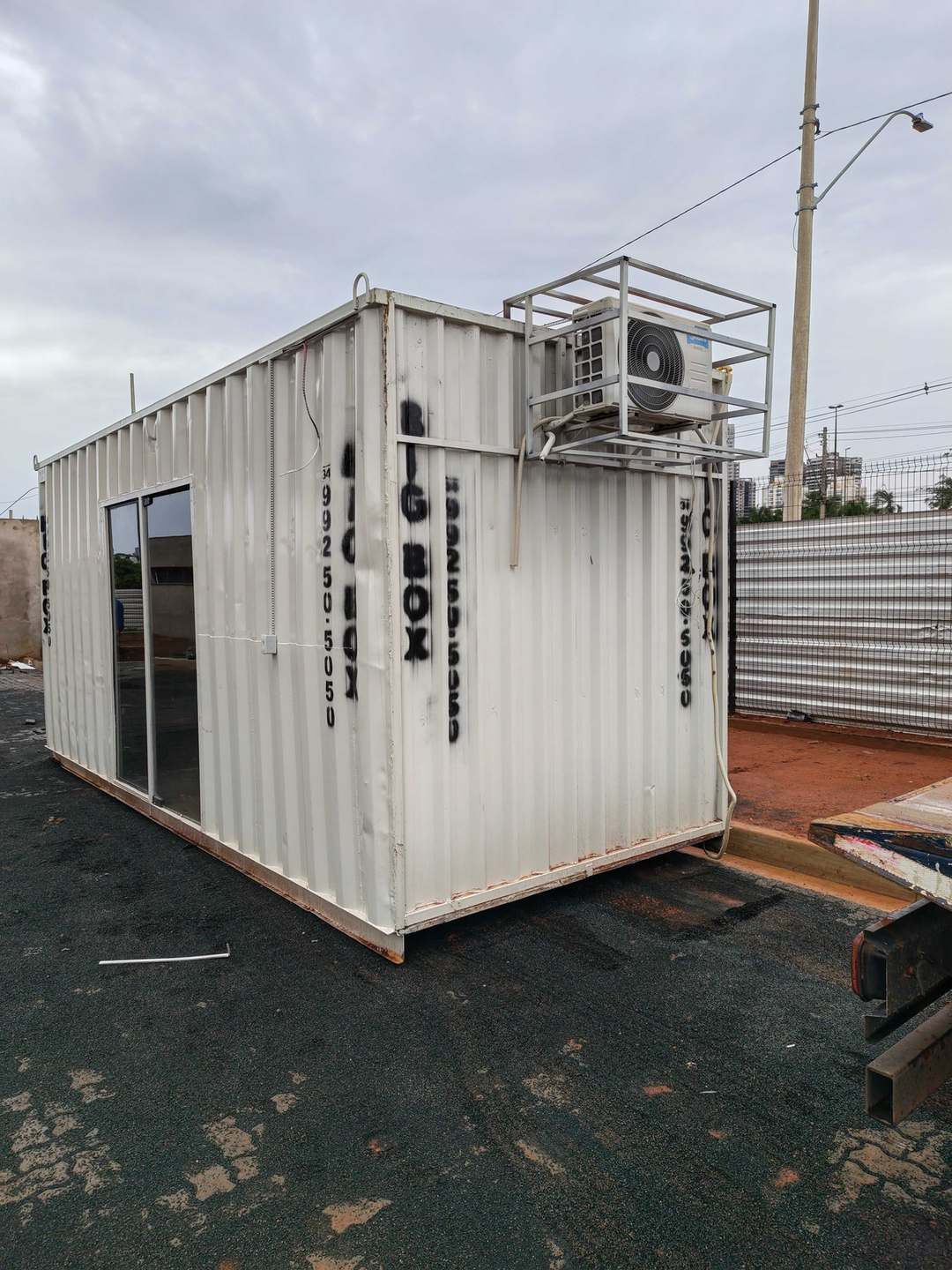 Container estande com ar-condicionado em área próxima a terminal rodoviário