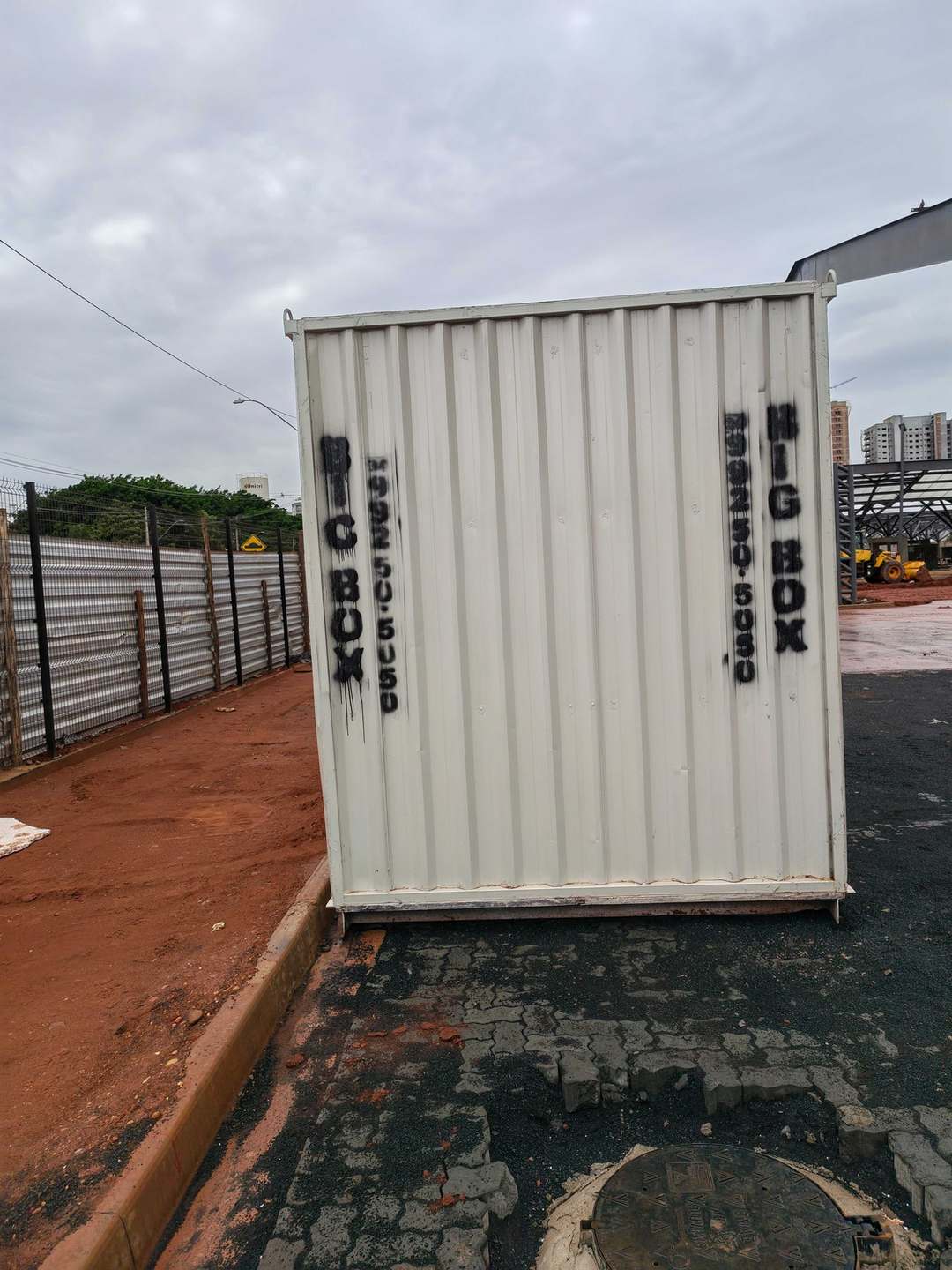 Fundo do container estande Big Box ao lado do alambrado