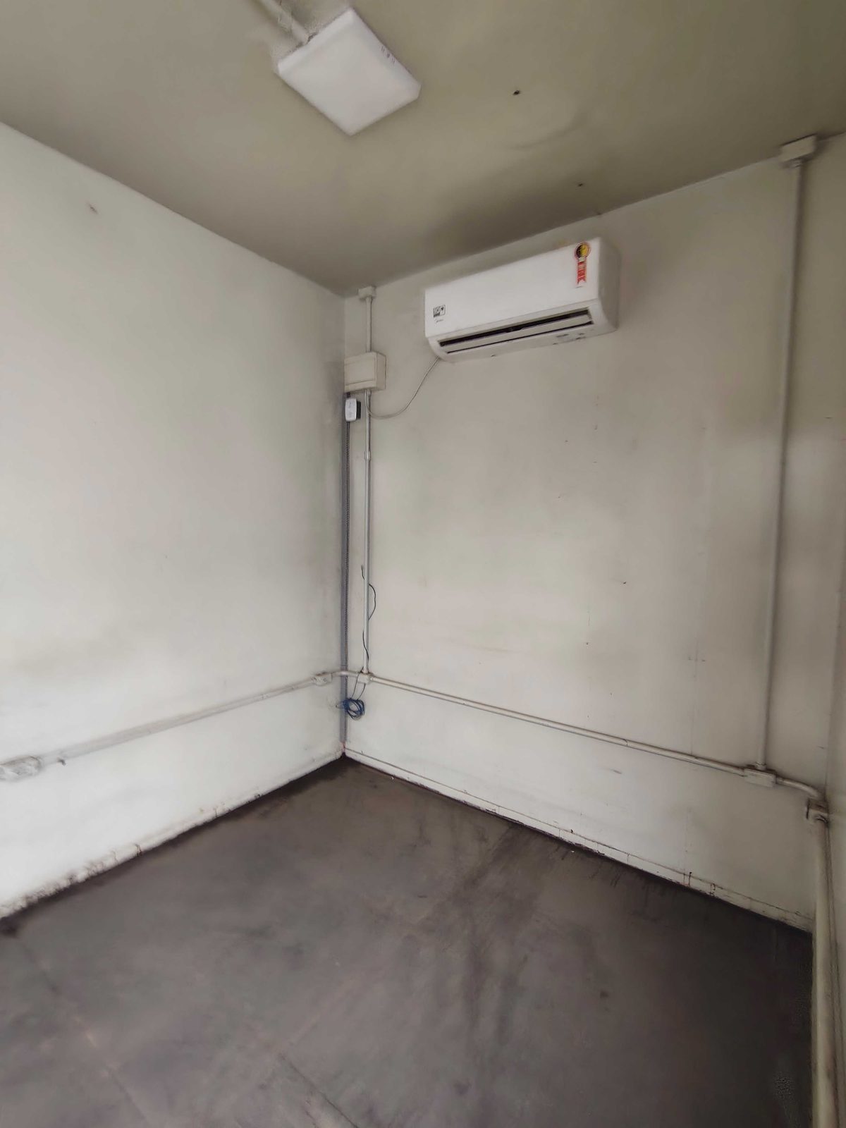 Interior do container estande com ar-condicionado, iluminação e tomadas