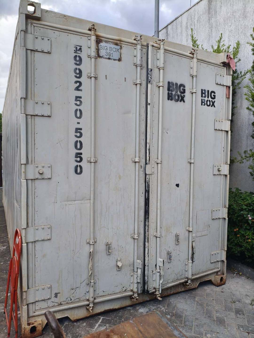 Portas traseiras do container refrigerado usado como câmara fria temporária
