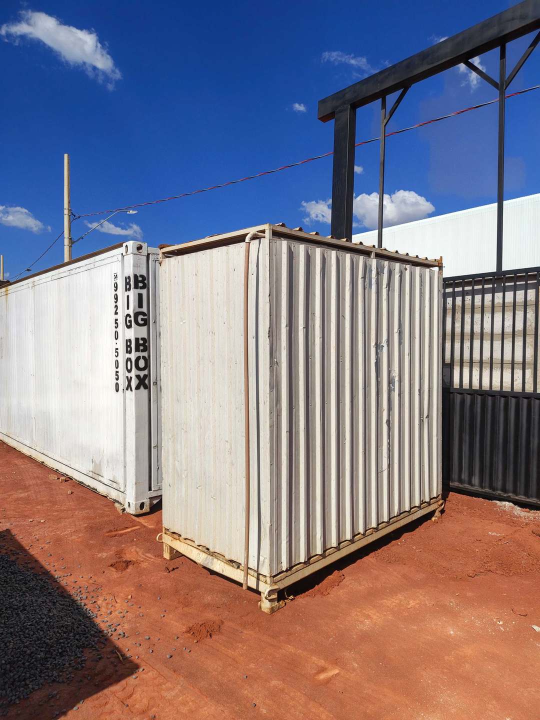 Container sanitário de dois boxes ao lado de container escritório no Centro Empresarial Leste, Uberlândia
