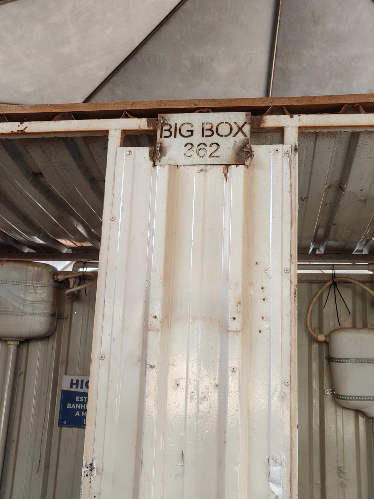 Placa de identificação do container sanitário Big Box
