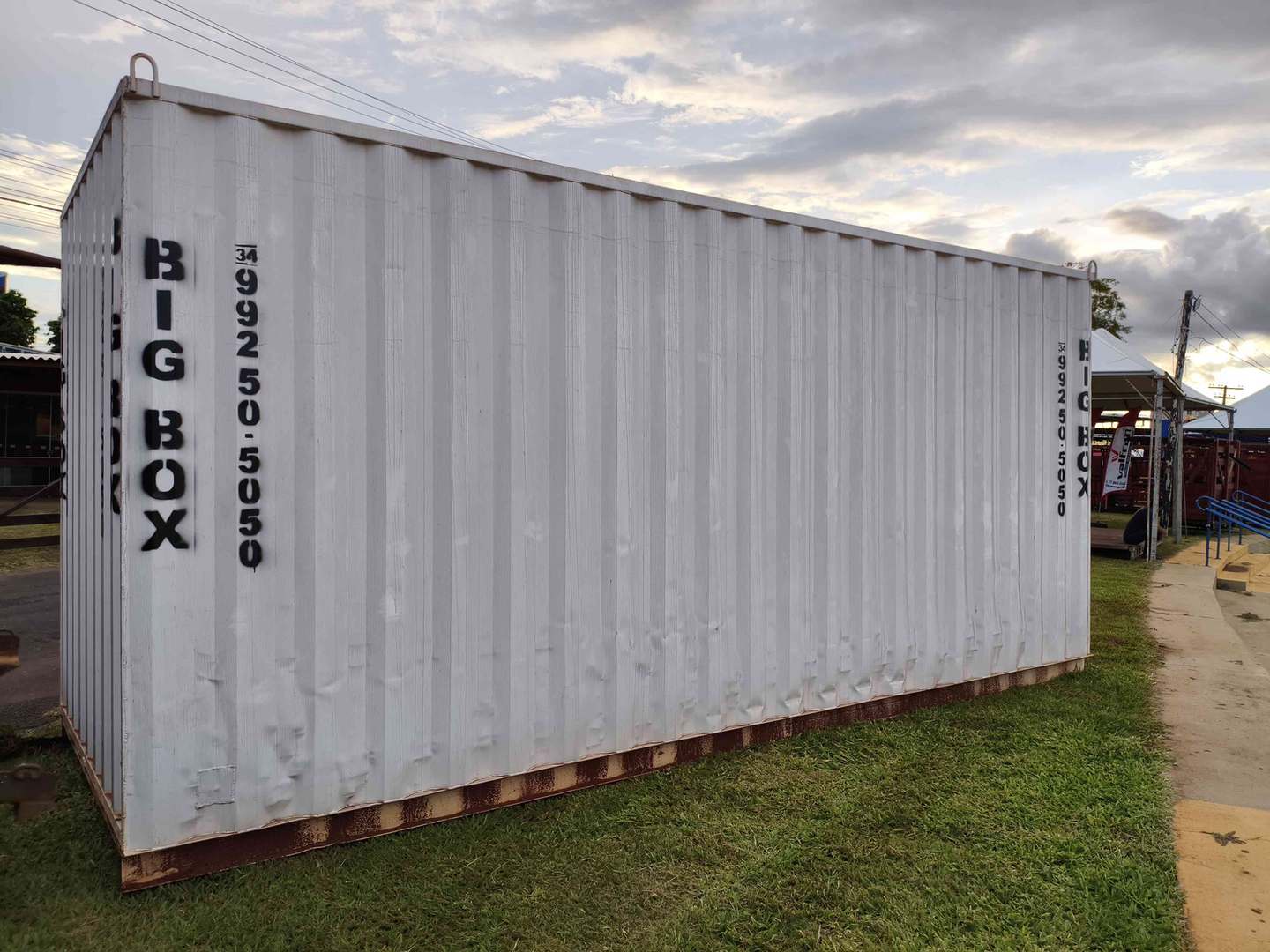 Lateral do container estande de 6 metros na área do evento