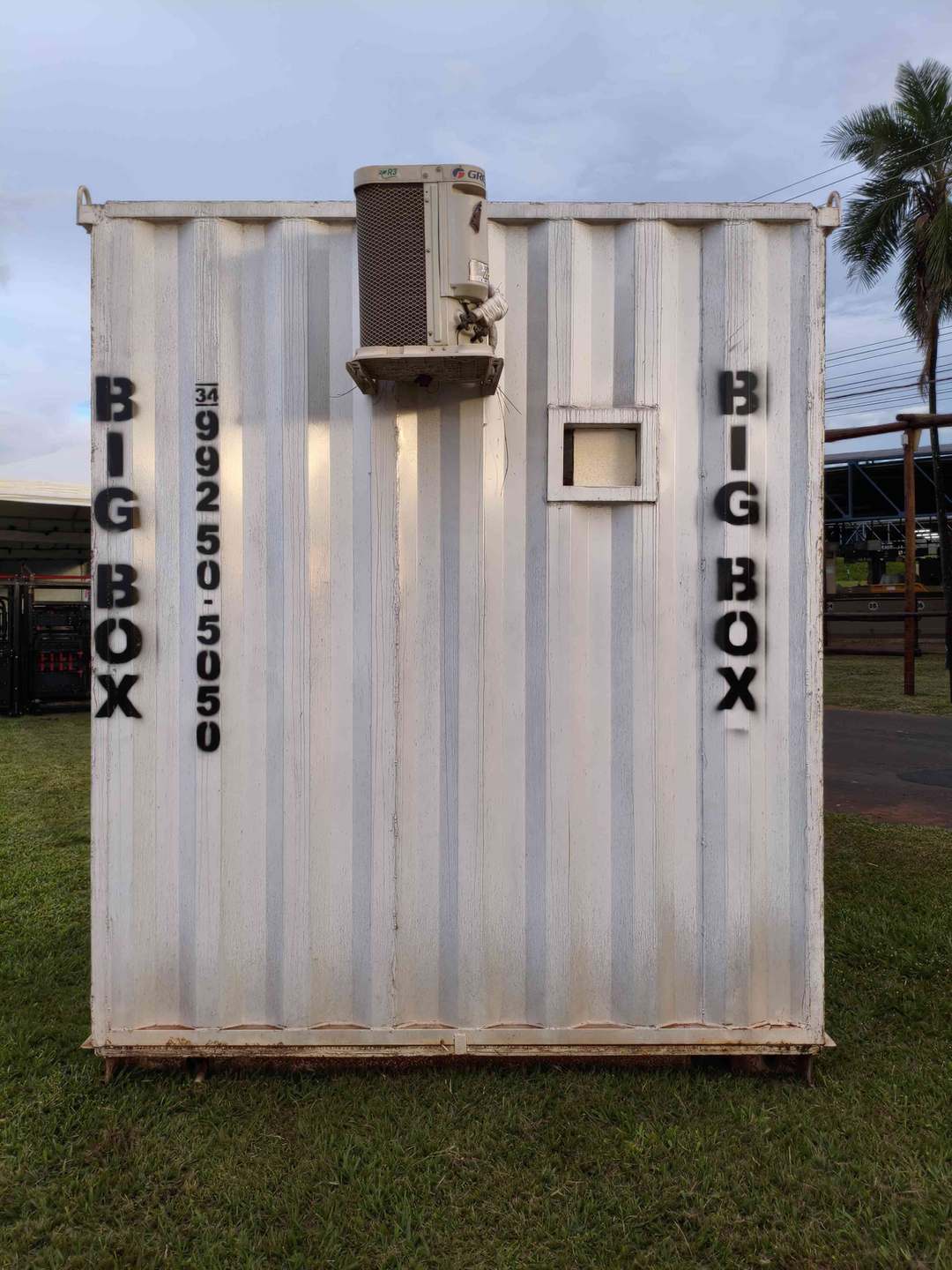 Fundo do container estande com ar-condicionado e janela basculante