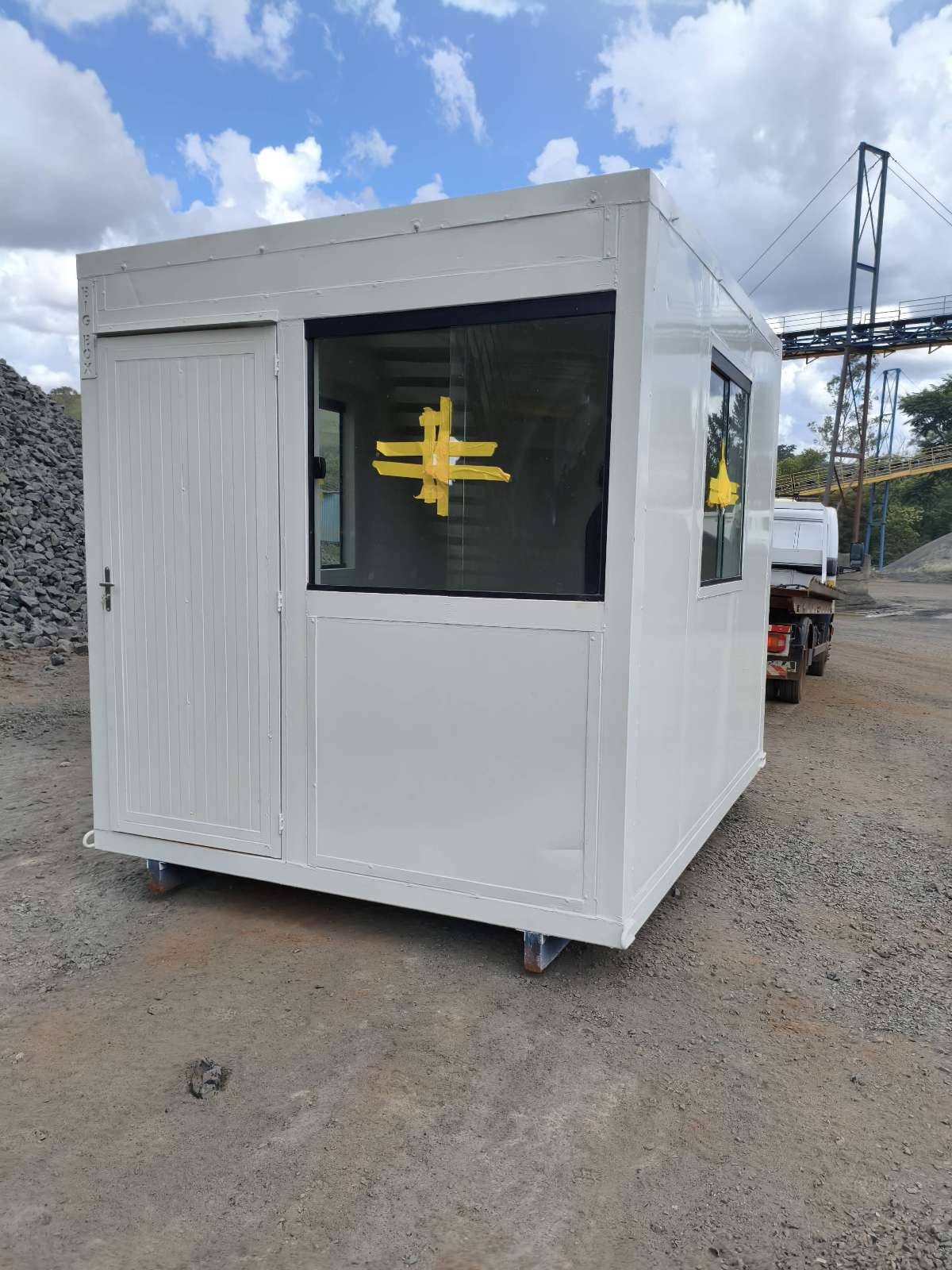 Guarita em container branco com porta e janelas de vidro em unidade industrial de Uberlândia