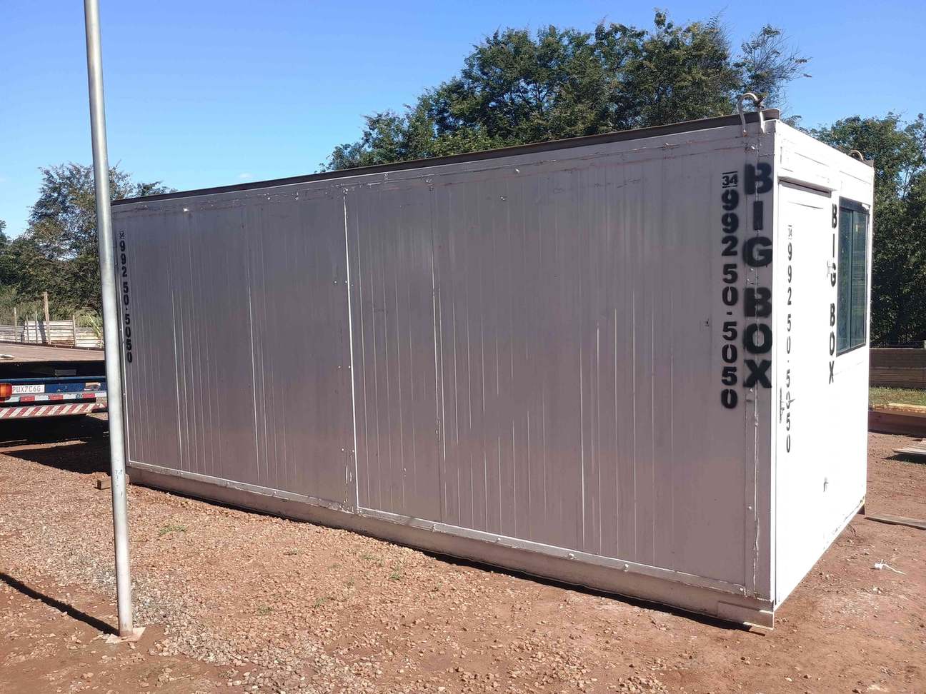 Container escritório climatizado entregue para obra dentro de indústria no bairro Industrial