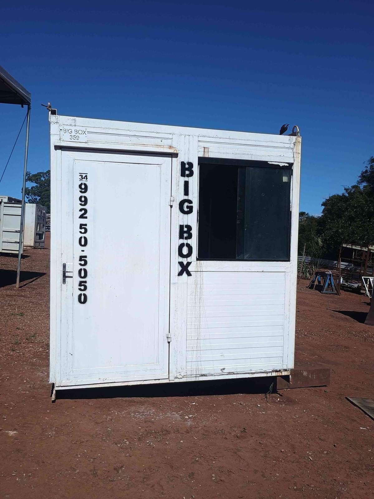 Frente do container escritório com porta, janela e identificação Big Box