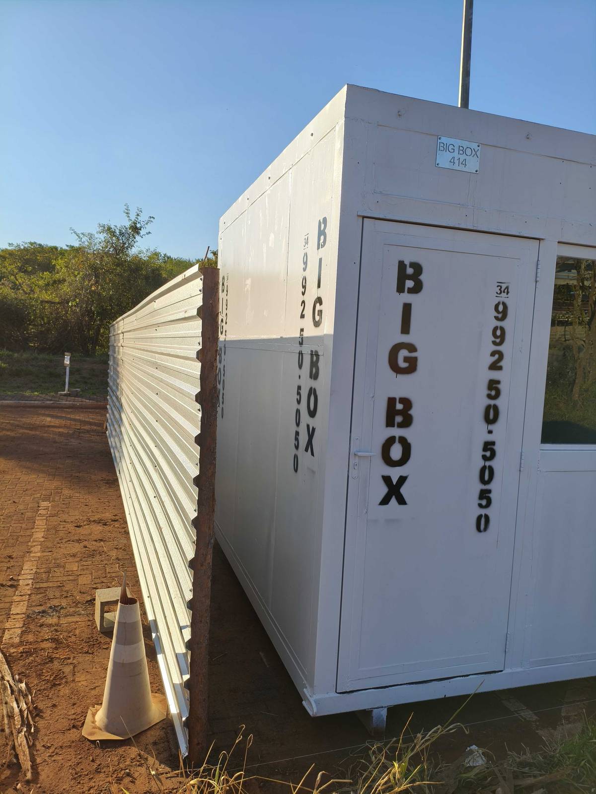 Container escritório de 3 metros branco com porta e janela, entregue em obra no bairro Gávea, Uberlândia