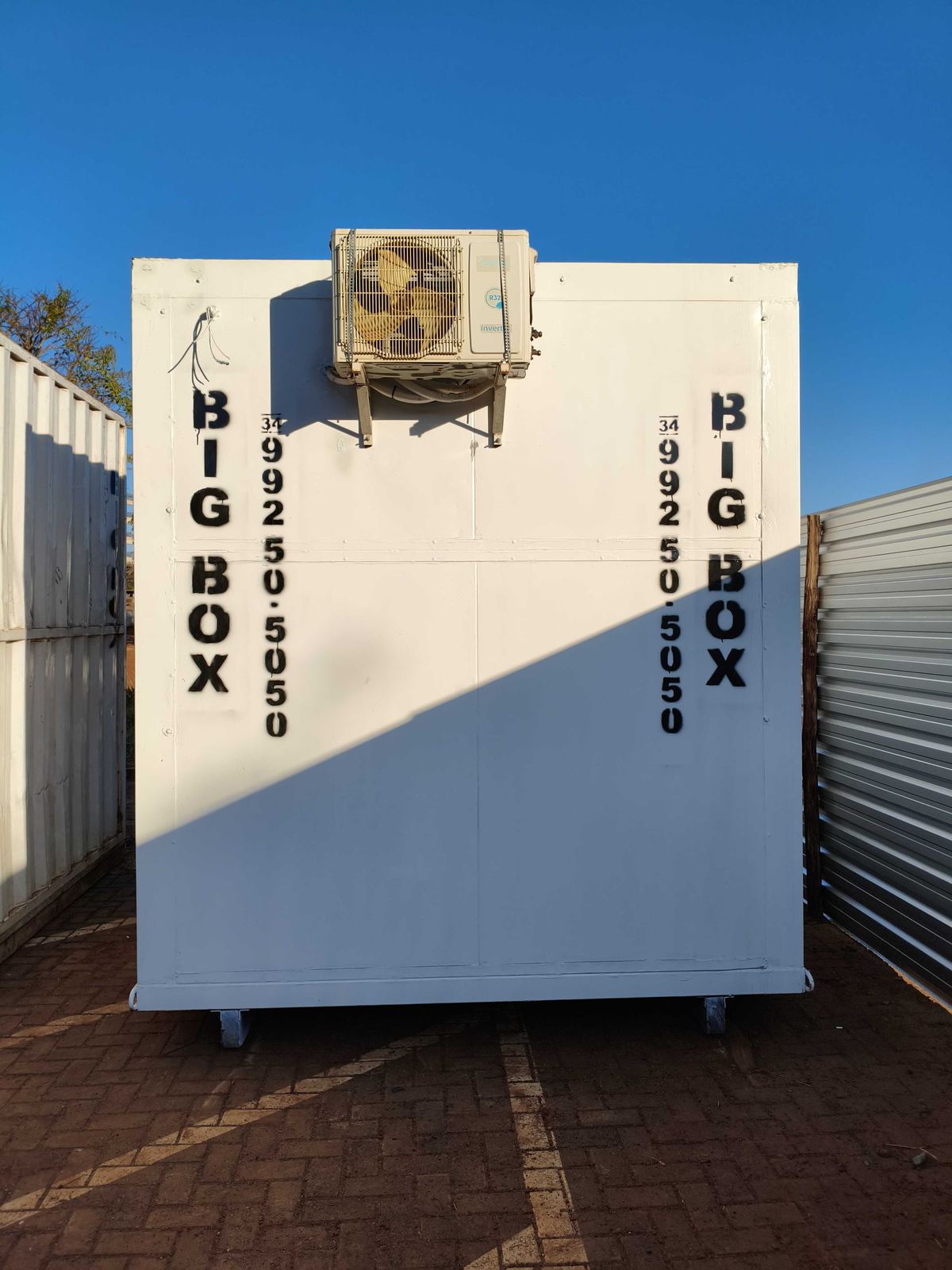 Fundo do container escritório de 3 metros com ar-condicionado instalado