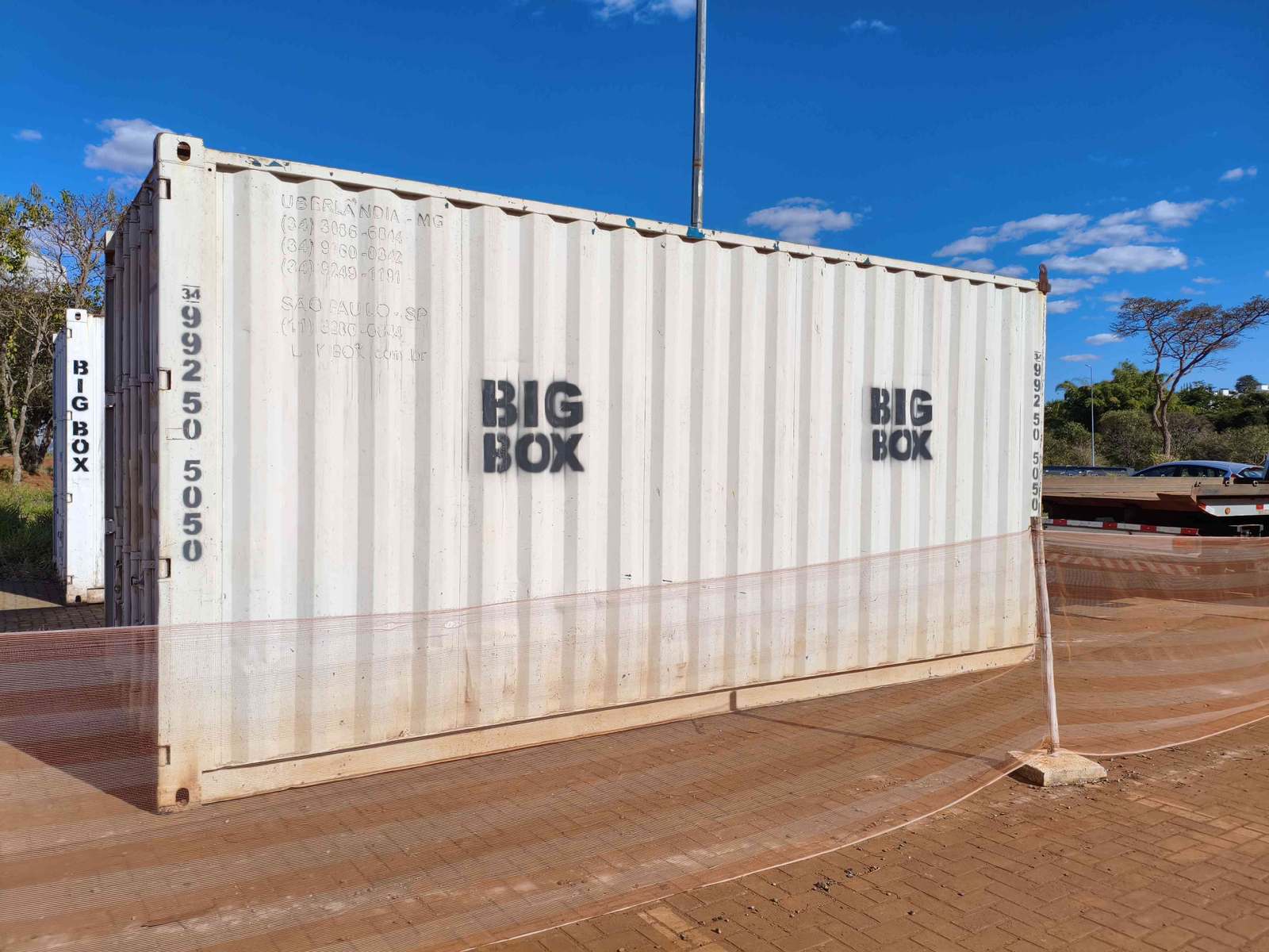 Container depósito em área de obra de engenharia elétrica