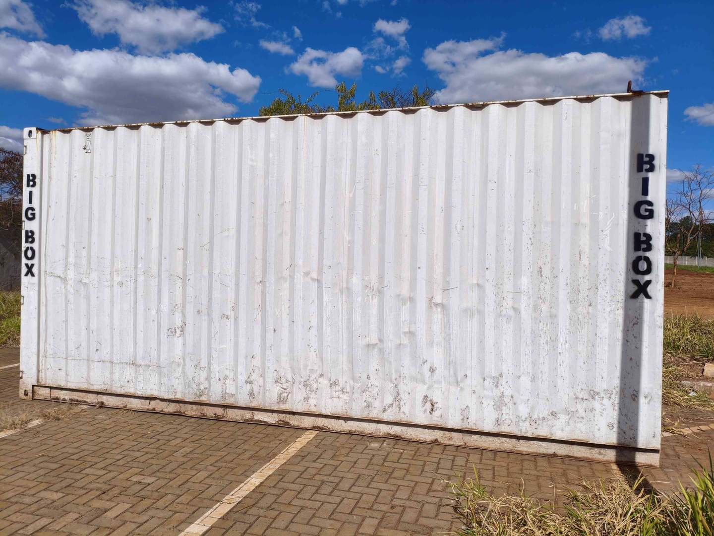 Lateral de container depósito usado para guardar material elétrico na obra