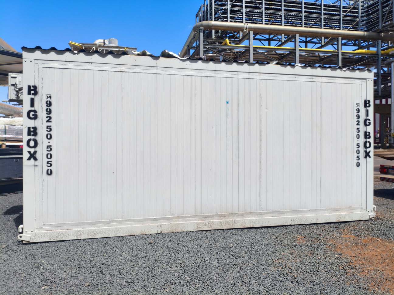 Container escritório branco climatizado posicionado sobre brita em complexo industrial de Araguari-MG