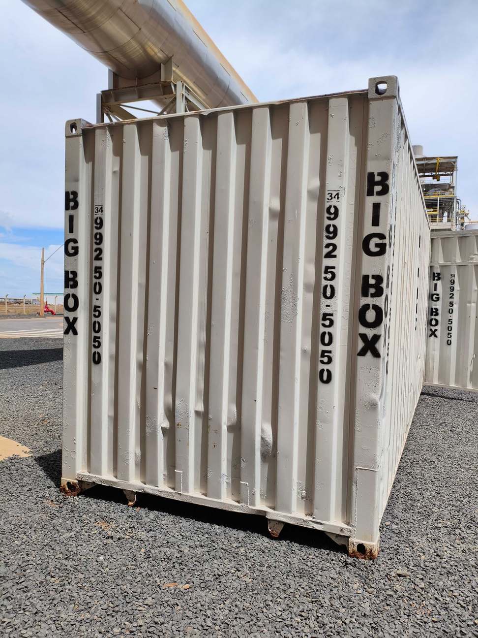 Container depósito com portas de abertura total em área industrial de Araguari