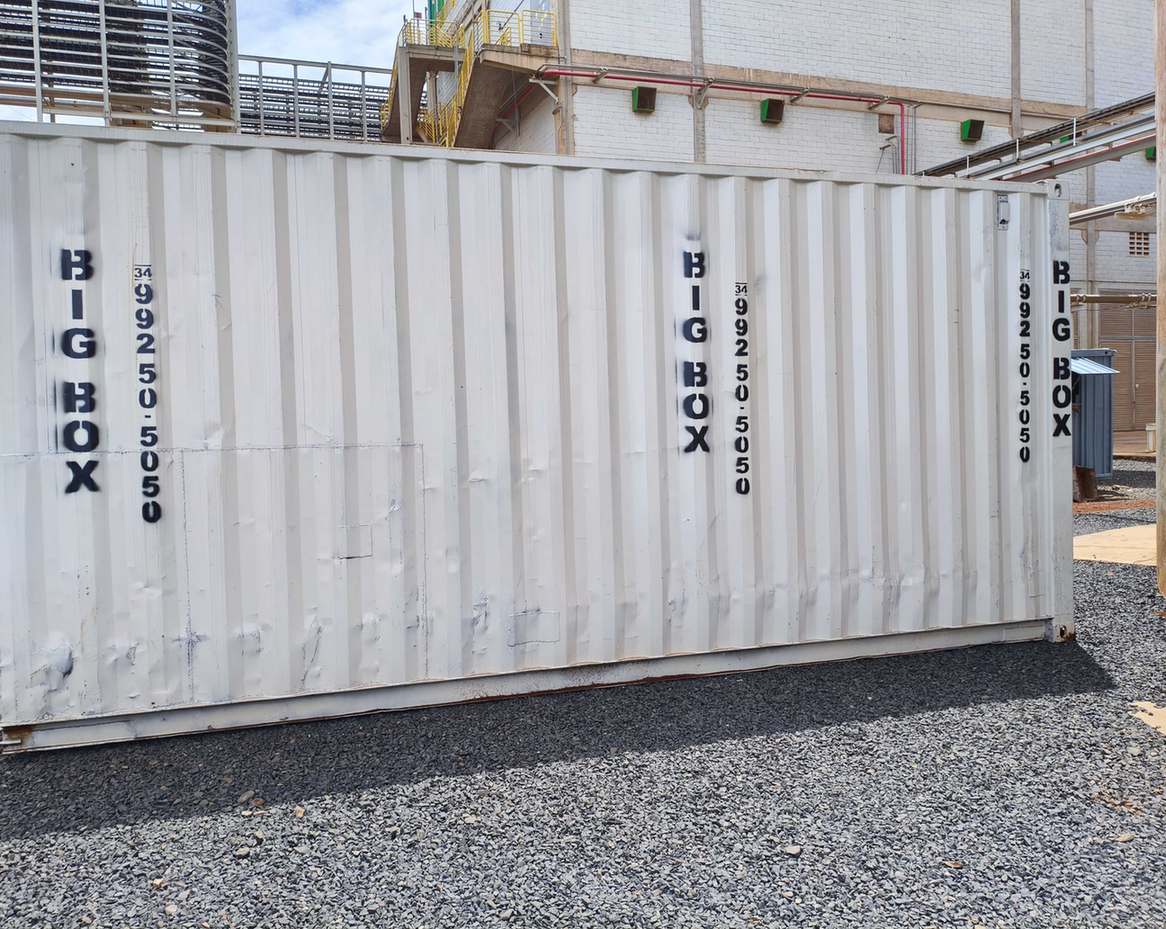 Lateral do container depósito usado como almoxarifado em montagem industrial