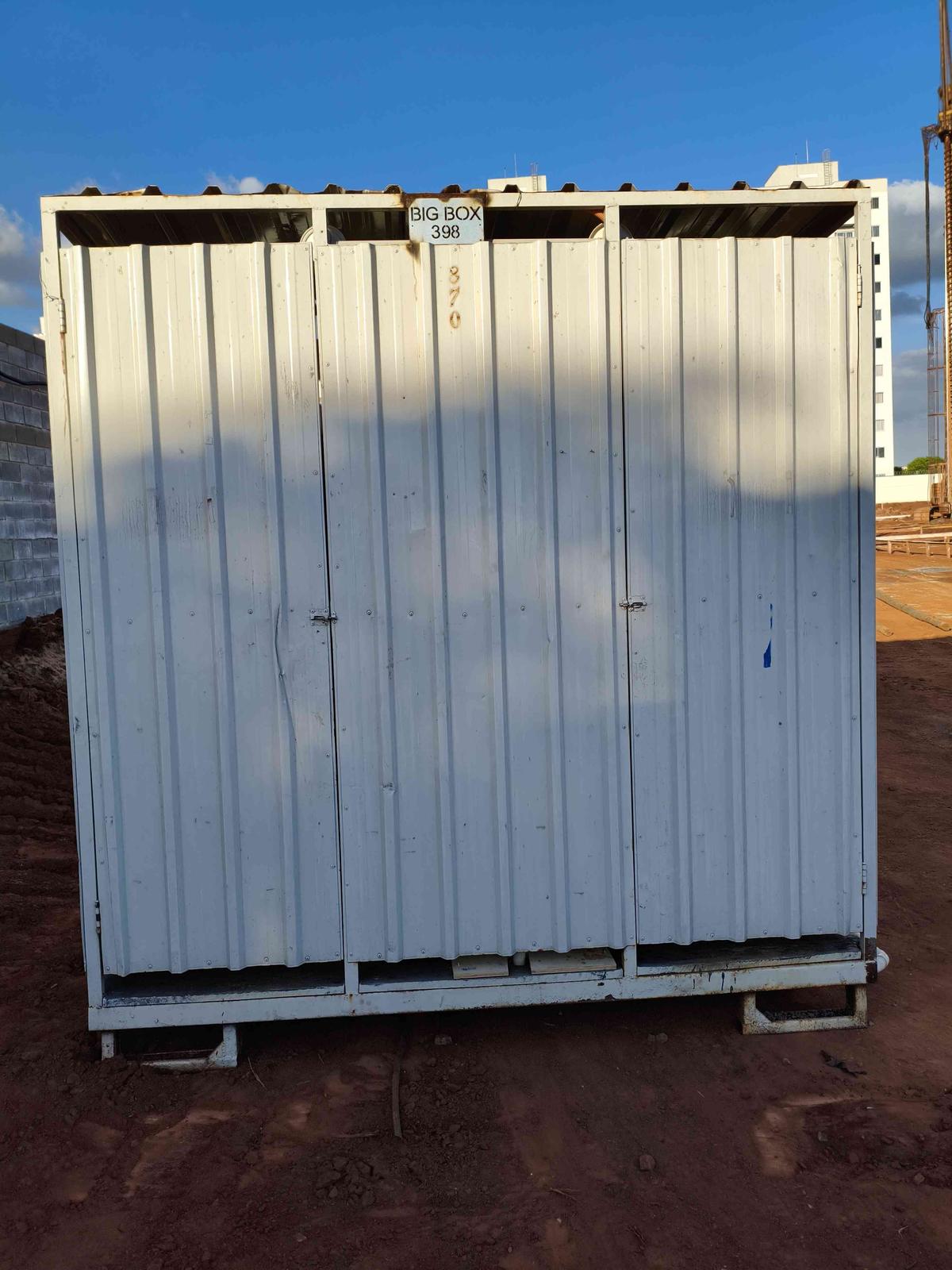 Container banheiro com dois boxes entregue em obra de condomínio residencial no Jardim Holanda, Uberlândia