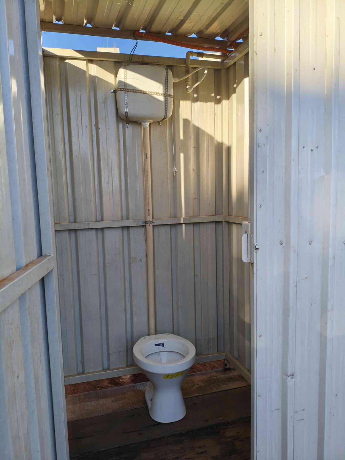Box do container banheiro com vaso sanitário e caixa de descarga