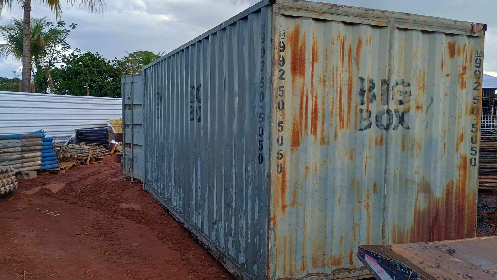 Container depósito posicionado sob cobertura no canteiro de obra residencial