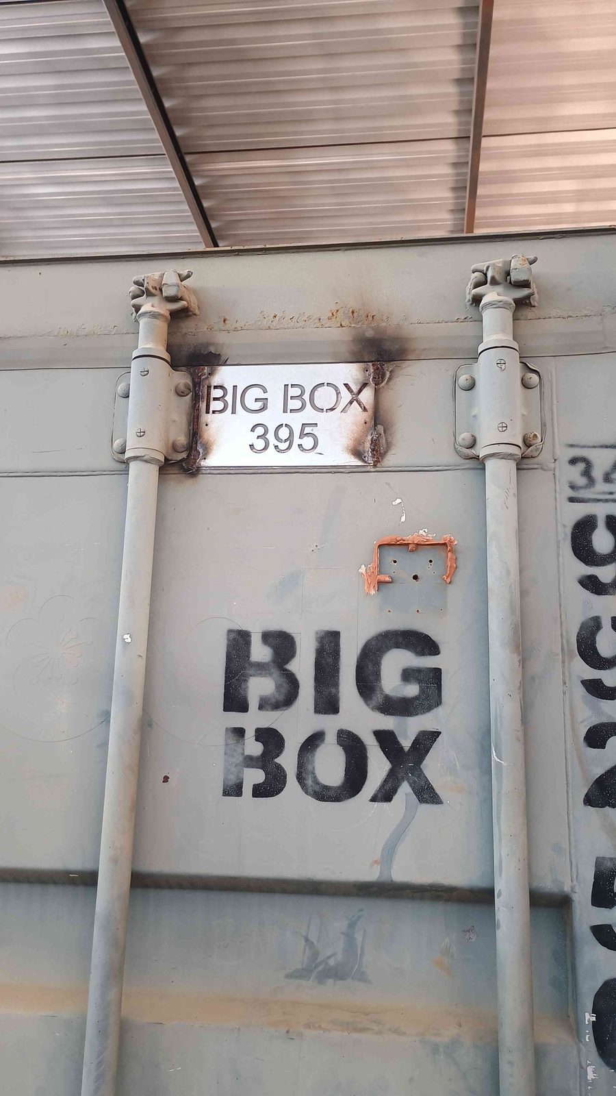 Portas traseiras do container depósito com placa de identificação Big Box